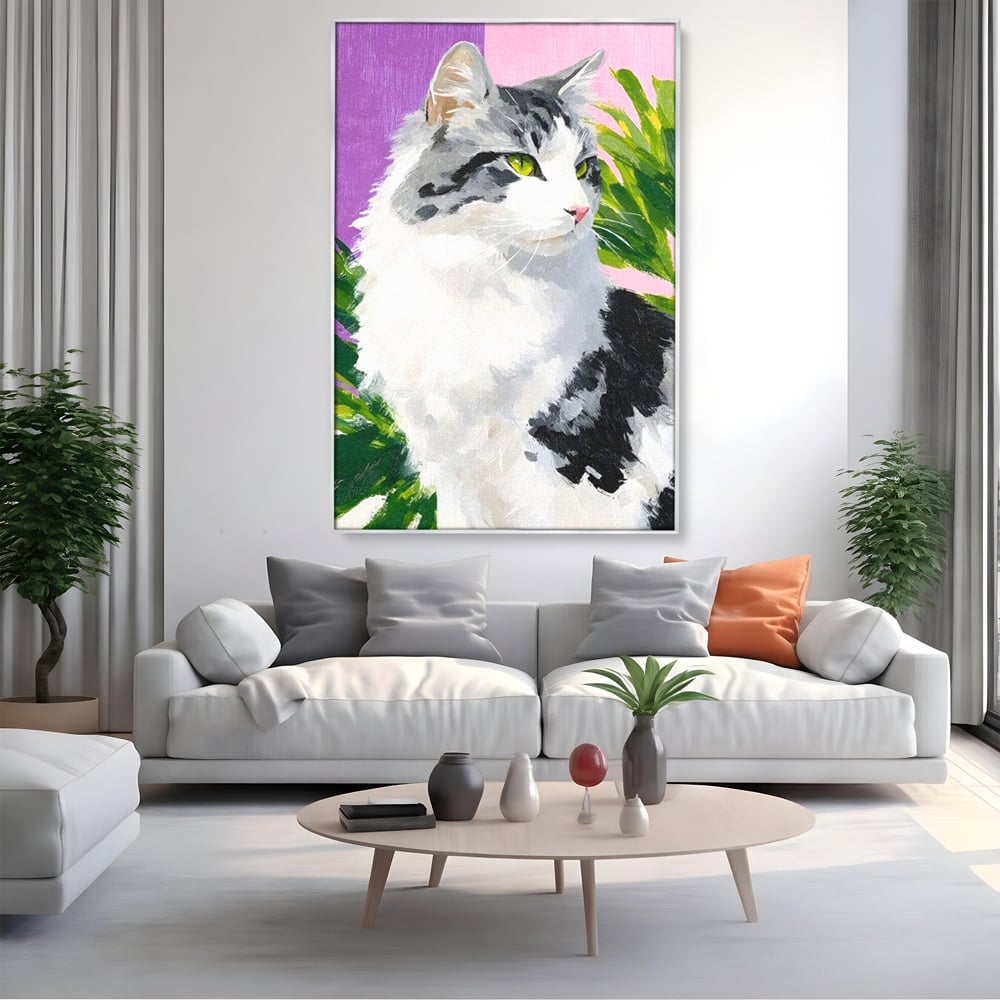 Tablou canvas cu pictura cu portret de pisica, in rama de aluminiu argintiu, pe perete intr-un living